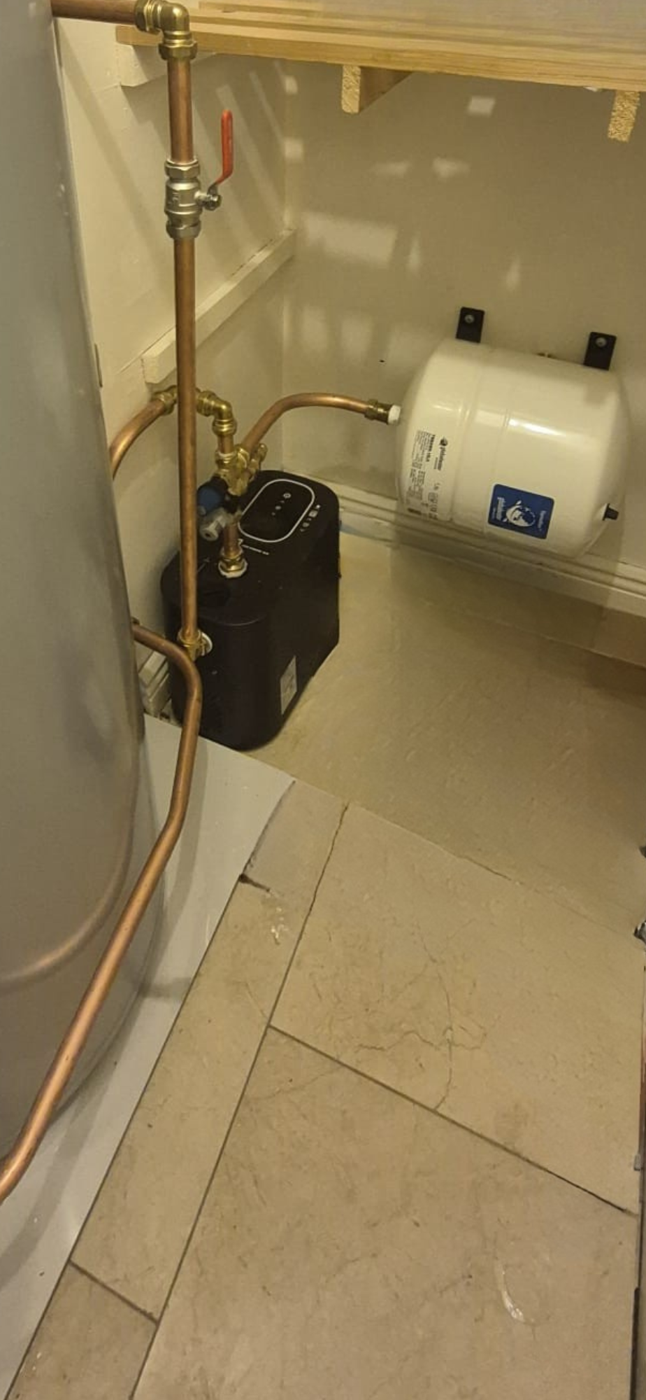 Hot water cylinder, heating pump and expansion vessel installed as one system